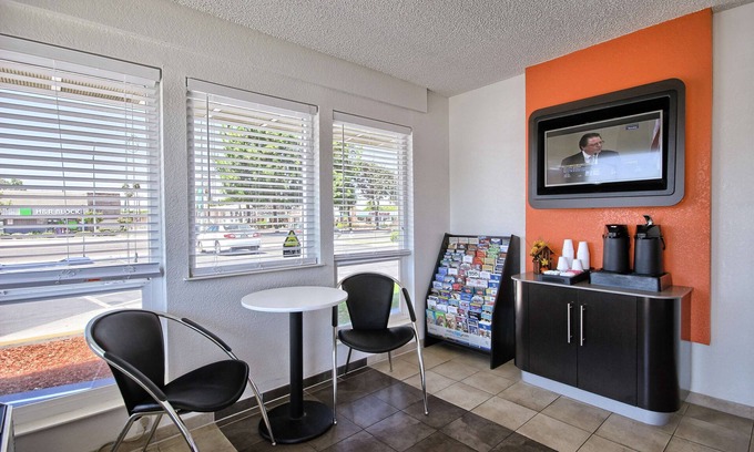 Raisin Hotel | Motel 6 Fresno, CA - Blackstone South