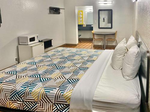 Huntington Hotel | Motel 6-Huntington, WV