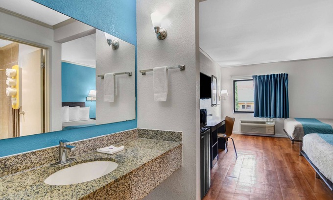 Peachtree Corners Hotel | Motel 6 Norcross, GA