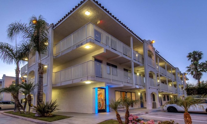 Lake Hotel | Motel 6 Oceanside, CA