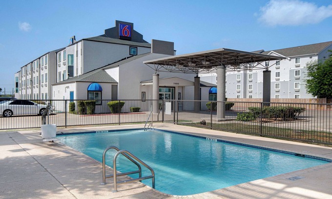 Southside Hotel | Motel 6 San Antonio, TX - South