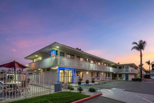 Pierpont Bay Hotel | Motel 6-Ventura, CA - Beach