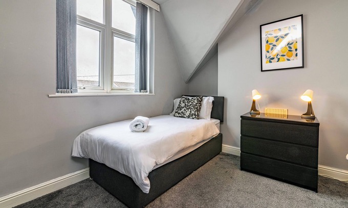 Nottingham House | Motorpoint Arena House - walking distance to Nottingham city centre - sleeps 10