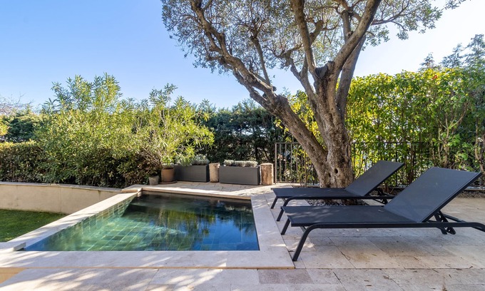 Mougins Apartment | Mougins Collection - Suite with whirlpool and overflow bath in Mougins Village