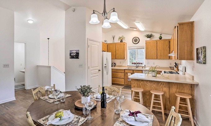 Mount Shasta House | Mount Shasta Escape w/Balcony ~ Walk to Dtwn