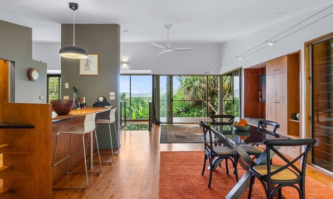 Smithfield House | Mountain Breeze Retreat - Pet Friendly