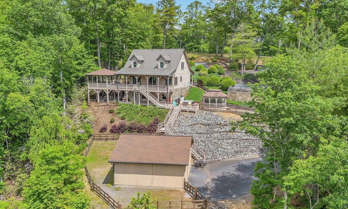 Ferguson Cabin | Mountain Cabin, Screen Porch, Hot Tub, Jacuzzi Tub, WiFi