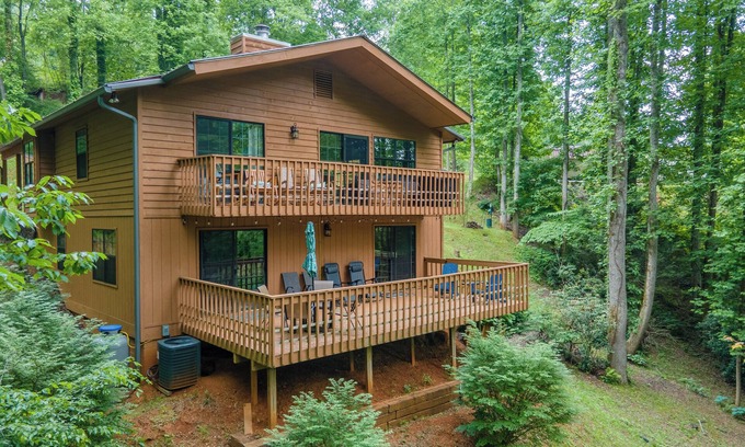 Sylva House | Mountain Creek Escape - 2 Living Rooms, Decks, Fire Pit!