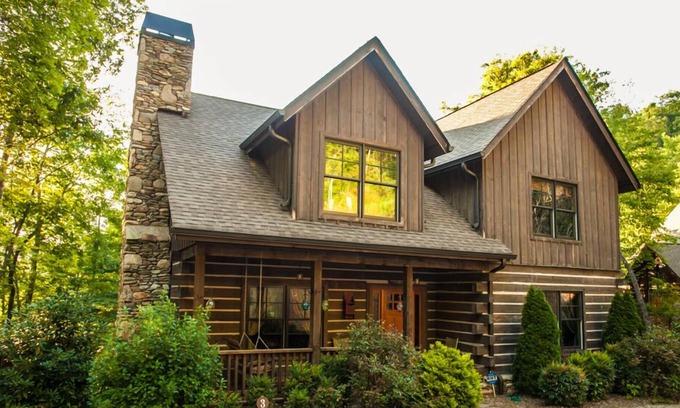 Franklin Cabin | "Mountain Escape" - Luxury 3 Story Cabin -All New Furnishings! Starlink Internet