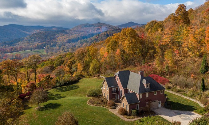 Boone House | Mountain Gem - Updated Huge 4 story Home 7 Minutes to Boone with Pool Table & Views!
