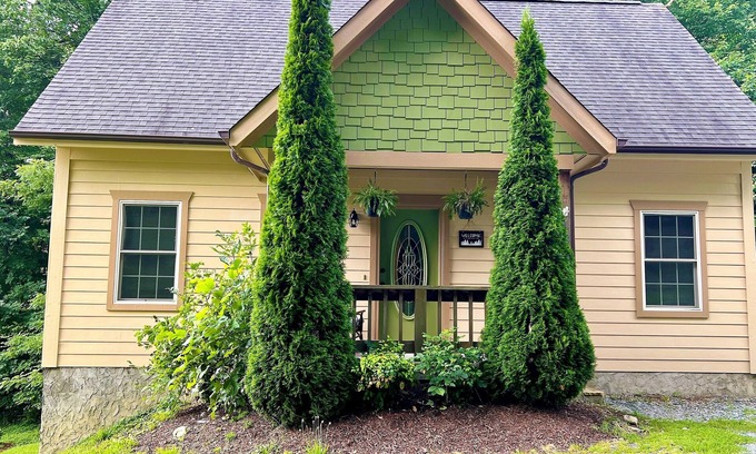 Boone Cottage | Mountain Getaway minutes to App State & Skiing