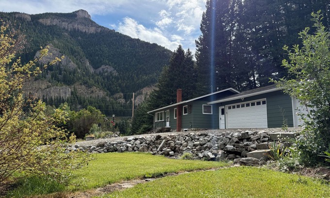 Gallatin Gateway House | Mountain home between Bozeman & Big Sky nnnnnnnnnnnnnnnnnn