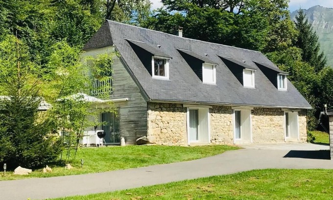 Aucun House | Mountain house in 24,000m² park. Pets allowed.