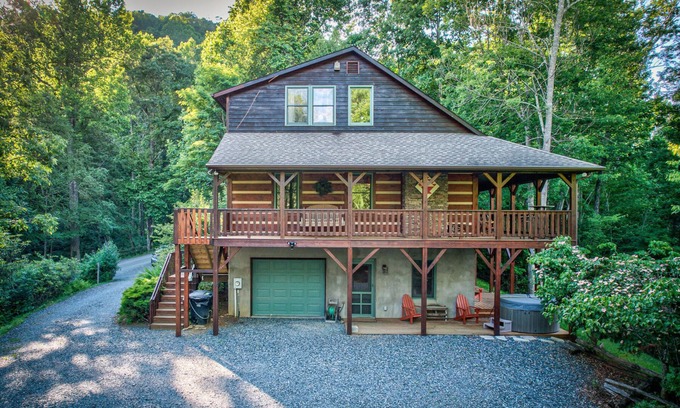 Boone Cabin | Mountain Laurel Lodge - Log Cabin in Boone with Hot Tub, Great Views & Pool Table