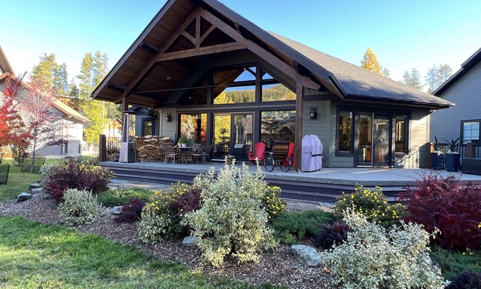 East Kootenay House | Mountain living at its finest in our spacious 4-bedroom home with Wheelchair Access