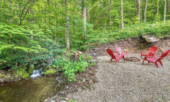 Maggie Valley Cottage | Mountain Magic-Peaceful, Cozy, Pet-Friendly Escape
