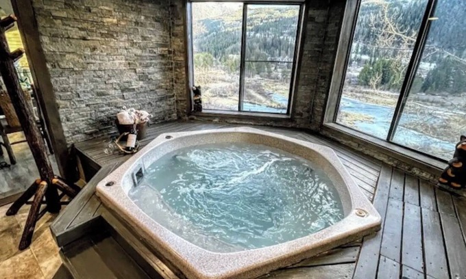 Mountain House Condo | ⭐Mountain Modern Escape⭐INDOOR HOT TUB & FIREPLACE walk to Keystone Slopes
