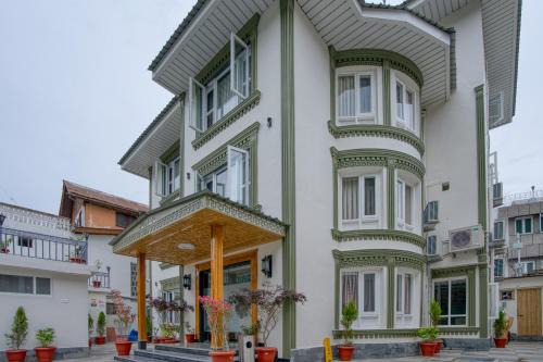 Dal Lake Hotel | Mountain Nest A Boutique Stay Near Dal Lake, Srinagar
