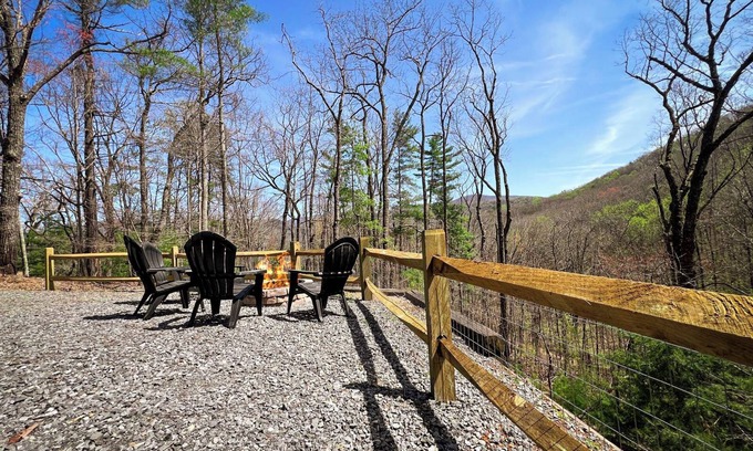 Walnut Mountain Cabin | Mountain Oak | Year-Round Mountain Views