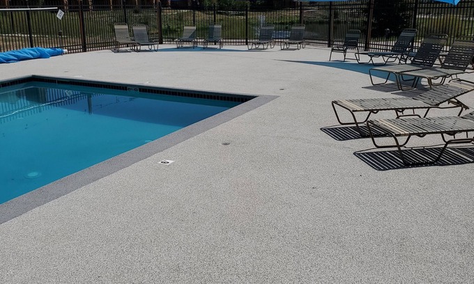 Granby Apartment | Mountain Resort Studio - 365 day pool, 4 Tubs, Free Parking and Wifi. Sleeps 1-4