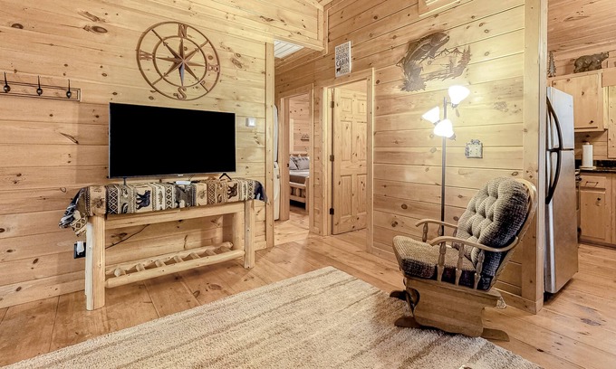 Hidden Lake Cabin | Mountain retreat with private hot tub, WiFi, & grill - Snowbirds welcome