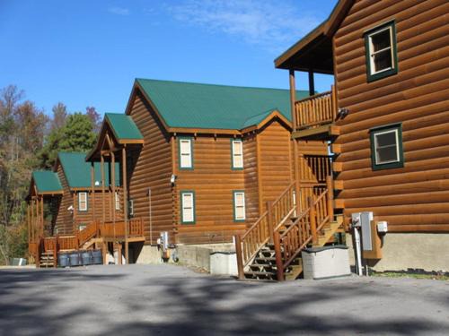 Gatlinburg - Pigeon Forge Villa | Mountain Top Estate - 3 cabins, Free Dollywood Tickets, Elevator, Amazing Views, Hot Tub