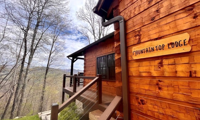 Topton Cabin | Mountain Top Lodge-Luxury Log Cabin Rental-Panoramic Mountain Views, High Speed Internet, Large Deck, Hot Tub, Fireplace in Nantahala NC!