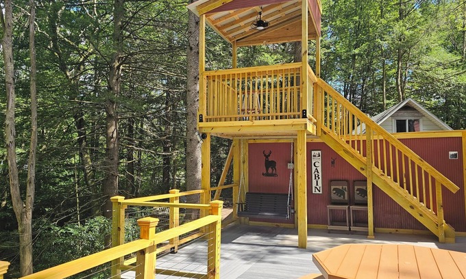 Jefferson Township Cabin | Mountain Tree House, Autumn Fest! Positioned on a babbling stream.