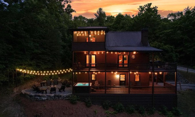 Mineral Bluff Villa | Mountain View Cabin - Hot Tub-Fire Pit-Pool Table