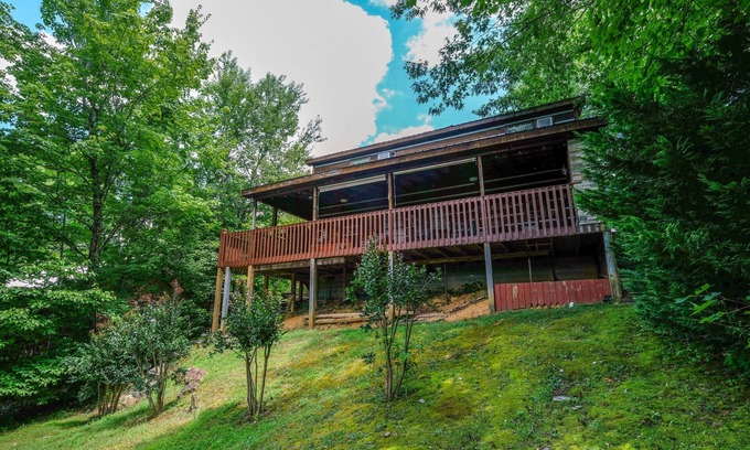 Gatlinburg - Pigeon Forge Cabin | Mountain View Cabin Rental-Hot Tub- Game Table-Outdoor tv and Fireplace Seasonal Pool Access