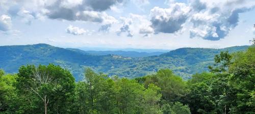 Wolf Laurel House | Mountain View Getaway