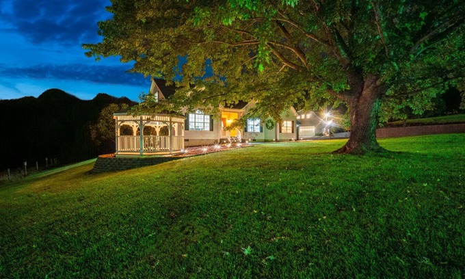Sparta House | Mountain View Getaway with Ravine 🏞️ Fire Pit 🔥 Hot Tub ✨ Sleeps 24