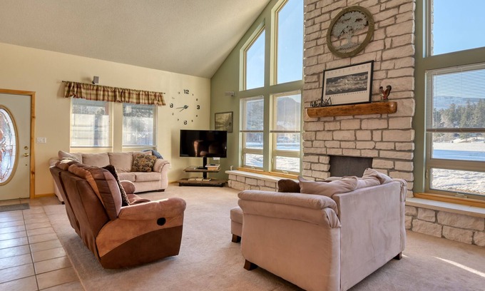 Ponderosa Pines House | Mountain View Home in a Quiet Area w/ WiFi & Washer/Dryer - 3 Dogs Welcome