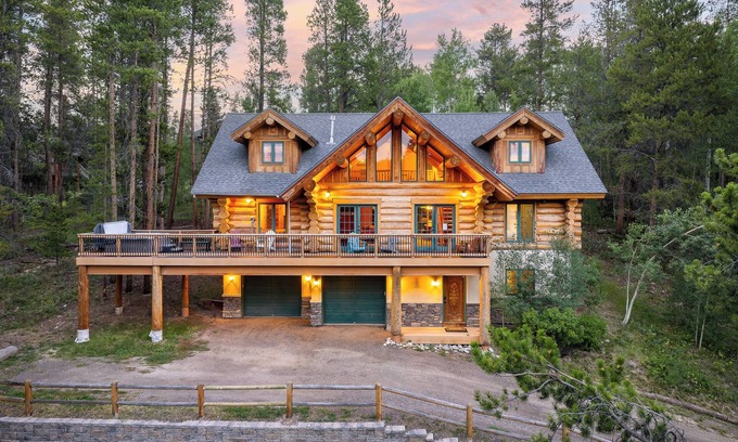 Fraser House | Mountain View Log Home I Hot Tub I Arcades I Great Views I Best Price I Discounted Attractions