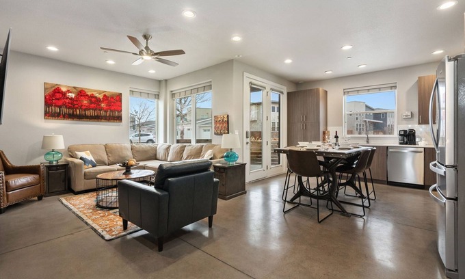 Old Town North House | Mountain View Retreat – Perfect for Groups!