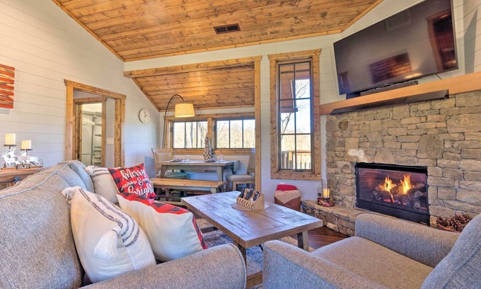 Tuckasegee Cabin | Mountain-View Retreat: Cozy Chinquapin Cabin!