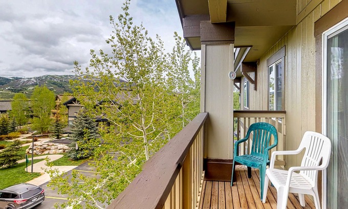 Steamboat Springs Condo | Mountain view condo with two balconies & gas fireplace - close to lifts