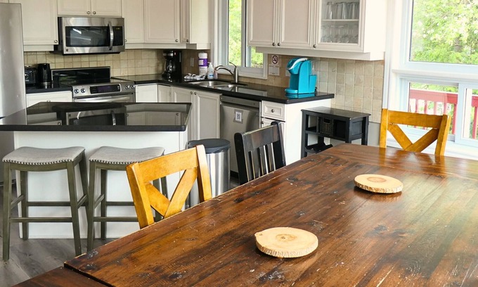 The Blue Mountains Cottage | Mountain Views, Steps to BM Village, Hot Tub, BBQ.