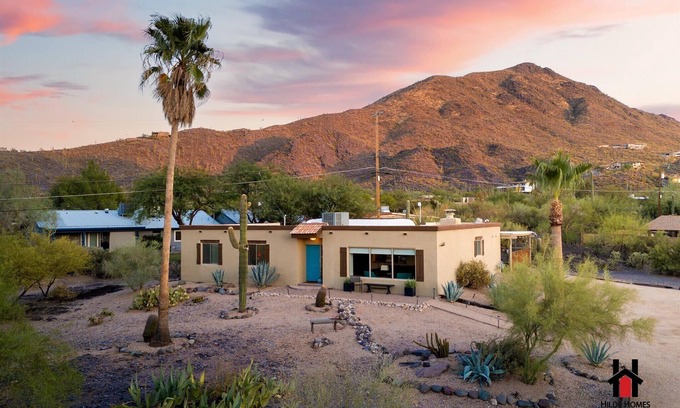Cave Creek House | Mountain Views & Desert Starry Nights by the Fire