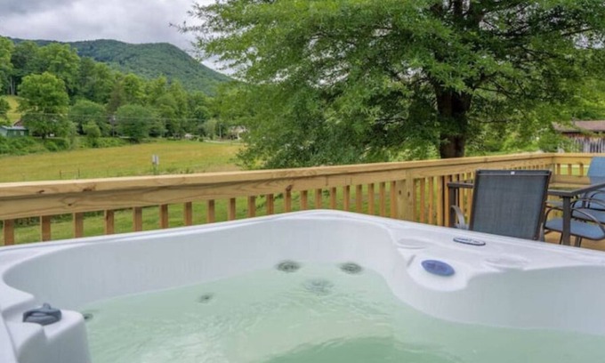 Candler House | Mountain Views, Hot tub & Fire Pit @ Bluebird Cottage