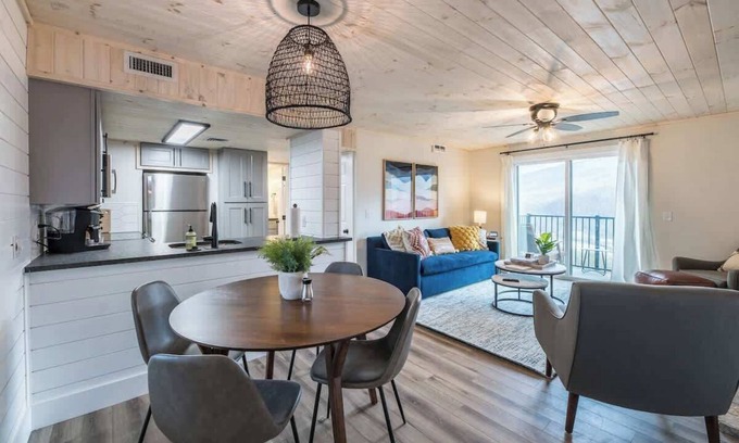 Pittman Center Condo | Mountain Views Indoor Pool Access Sauna Access