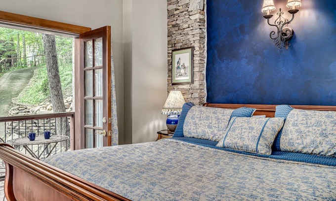 Townsend Hotel | Mountain Views | King Bed | Private Deck