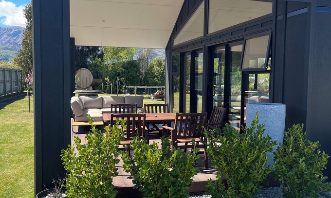 Lake Hawea House | Mountain views - Lakeside Living