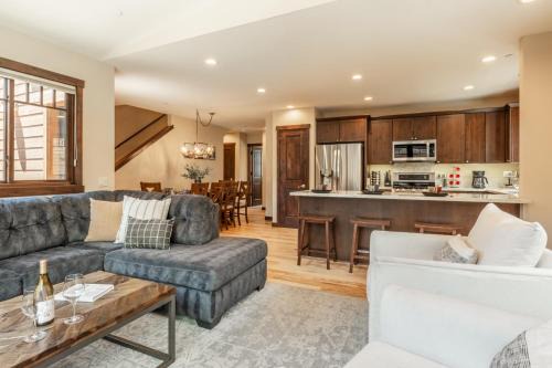 Mammoth Lakes House | Mountainside 14
