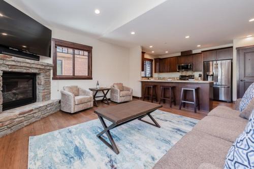 Mammoth Lakes House | Mountainside 5