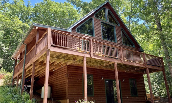 Clarkesville Cabin | Mountainside cabin minutes from Helen, downtown Clarkesville and Yonah Mountain.