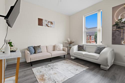 Manchester Apartment | Moxley Modern 2-Bed Flat with Flexible Sleeping