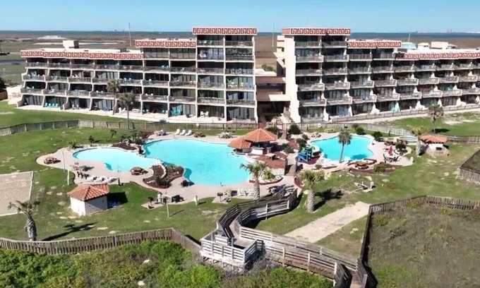 Port Aransas Condo | MP107-Jacuzzi | Resort Pools | Boardwalk to Beach