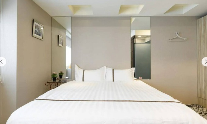 Zhongshan Apartment | 【MRT 5 Bedrooms Apartment in center of Taipei】MRT in 1 min . Monthly stay only.