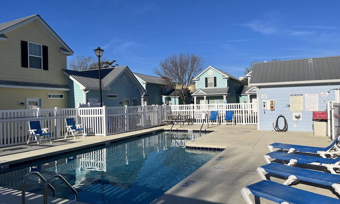 Myrtle Beach Cottage | MRV13S, 2-bedroom cottage, 2 Blocks to the Beach! Free WIFI, Free Parking